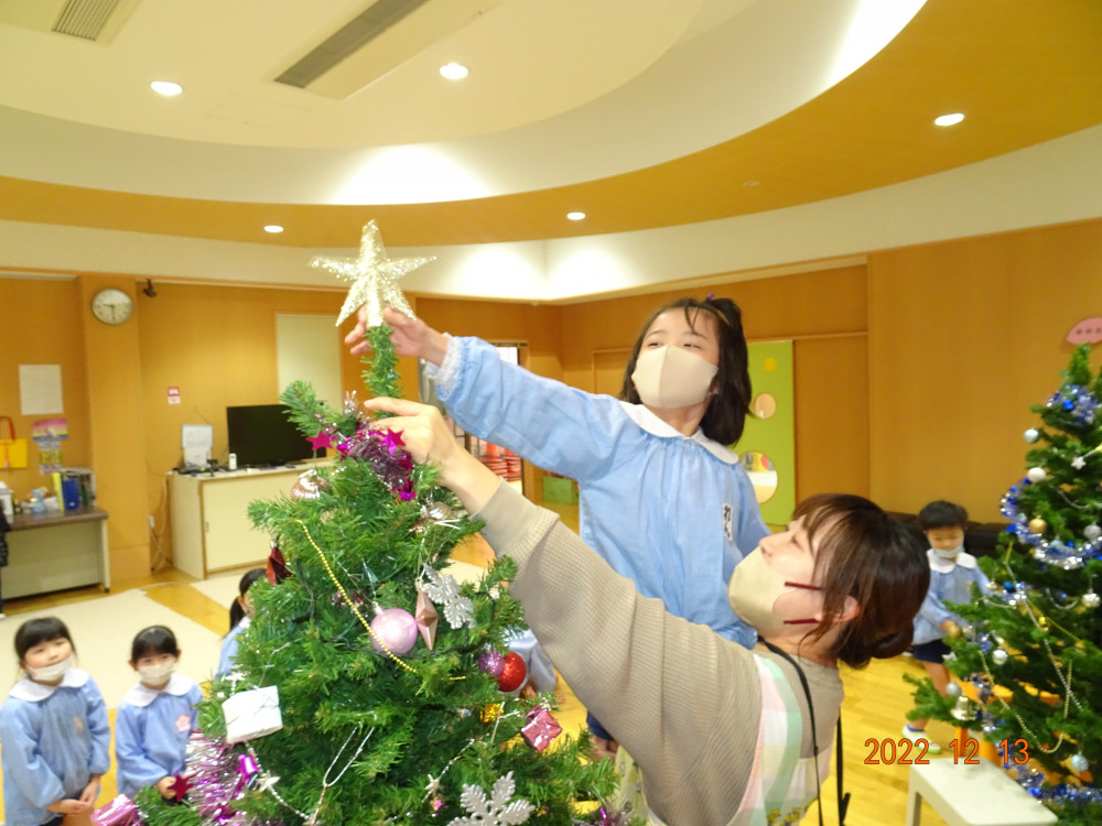 クリスマスツリーの飾り付け2022.12.13 | 社会福祉法人慈心会 さくら保育園